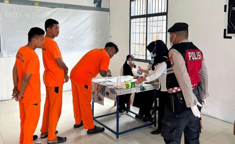 Cegah Narkoba Masuk Rutan, Petugas Geledah Kamar Warga Binaan Karimun