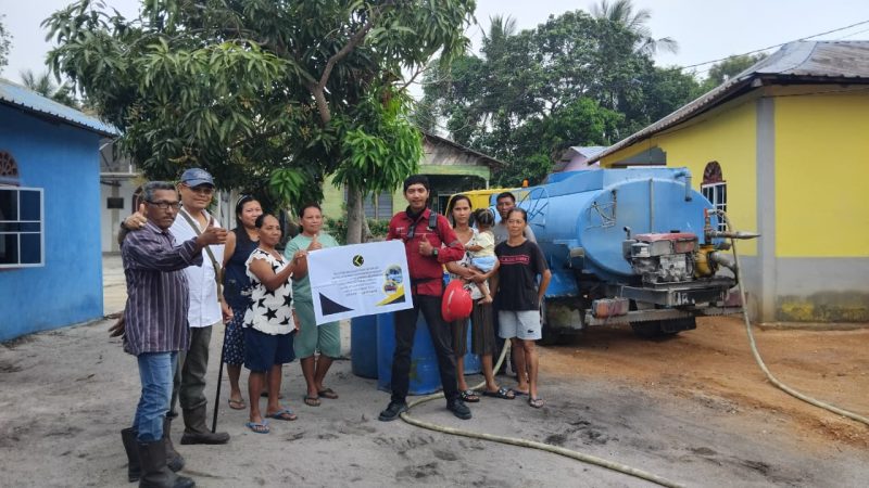 PT Karimun Granite Salurkan Air Bersih untuk Warga Teluk Setimbul yang Terdampak Kemarau