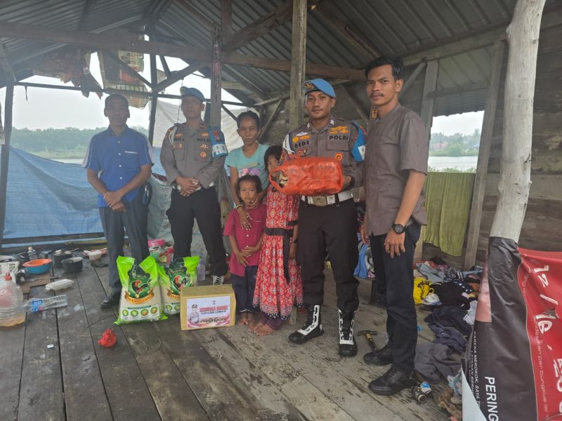 Jumat Berkah, Polres Karimun Salurkan Sembako untuk Warga Kurang Mampu