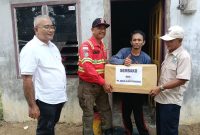 PT AAP Salurkan 25 Paket Sembako untuk Janda dan Warga Kurang Mampu di Pongkar