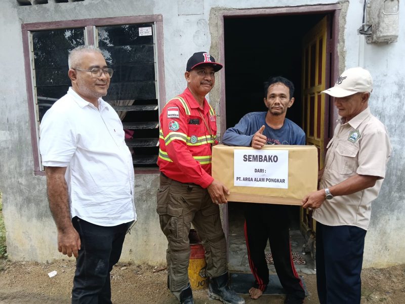 PT AAP Salurkan 25 Paket Sembako untuk Janda dan Warga Kurang Mampu di Pongkar