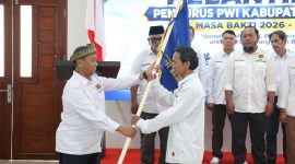 Ketua Terpilih PWI Karimun Periode 2026-2029 menerima penyerahan Pataka dari Ketua PWI Kepri Saibansah Dardani.