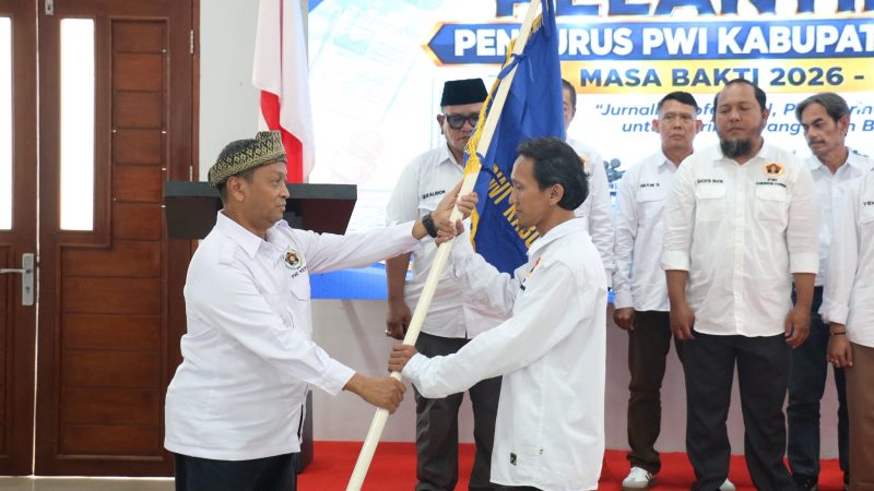 Ketua Terpilih PWI Karimun Periode 2026-2029 menerima penyerahan Pataka dari Ketua PWI Kepri Saibansah Dardani.