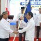 Ketua Terpilih PWI Karimun Periode 2026-2029 menerima penyerahan Pataka dari Ketua PWI Kepri Saibansah Dardani.