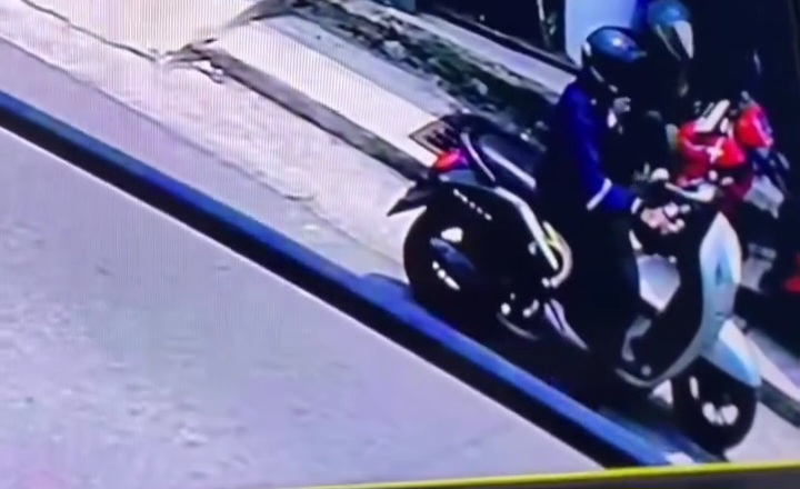 Dua Pemuda di Karimun Terekam CCTV Curi Tabung Gas Kosong