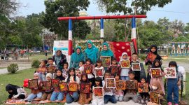 Komunitas Buka Buku Ajak Anak Membatik dan Membaca di Tepi Danau Karimun