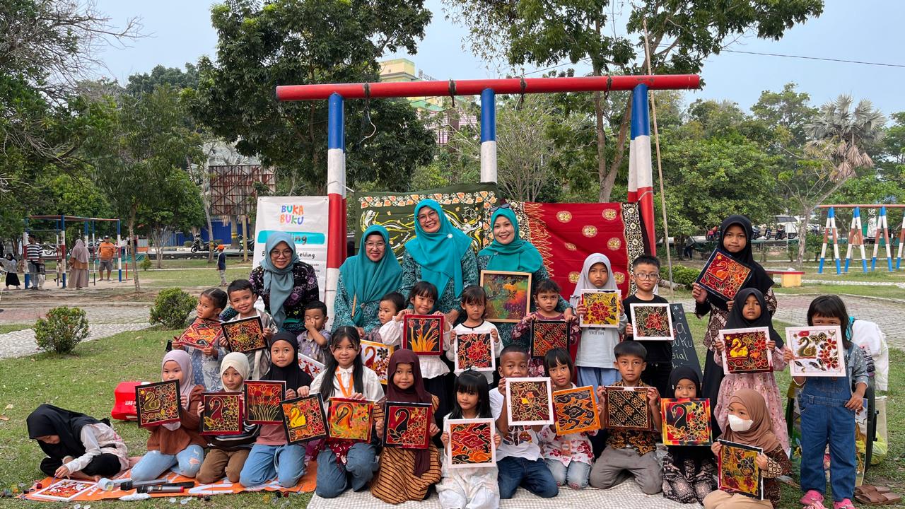 Komunitas Buka Buku Ajak Anak Membatik dan Membaca di Tepi Danau Karimun