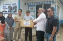 Penyerahan bantuan sembako kepada keluarga kurang mampu di sekitar wilayah Operasional PT AAP. Foto: Humas PT AAP