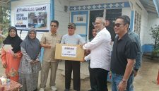 Penyerahan bantuan sembako kepada keluarga kurang mampu di sekitar wilayah Operasional PT AAP. Foto: Humas PT AAP