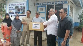 Penyerahan bantuan sembako kepada keluarga kurang mampu di sekitar wilayah Operasional PT AAP. Foto: Humas PT AAP