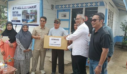 Belum Berproduksi, PT AAP Bedah Rumah Warga dan Bagikan 29 Paket Sembako di Karimun