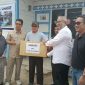 Penyerahan bantuan sembako kepada keluarga kurang mampu di sekitar wilayah Operasional PT AAP. Foto: Humas PT AAP