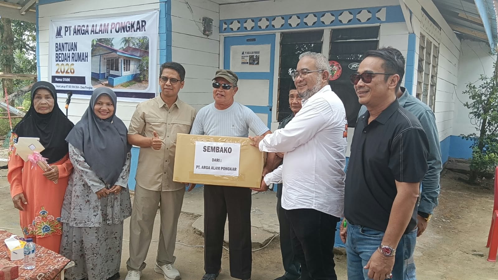Belum Berproduksi, PT AAP Bedah Rumah Warga dan Bagikan 29 Paket Sembako di Karimun