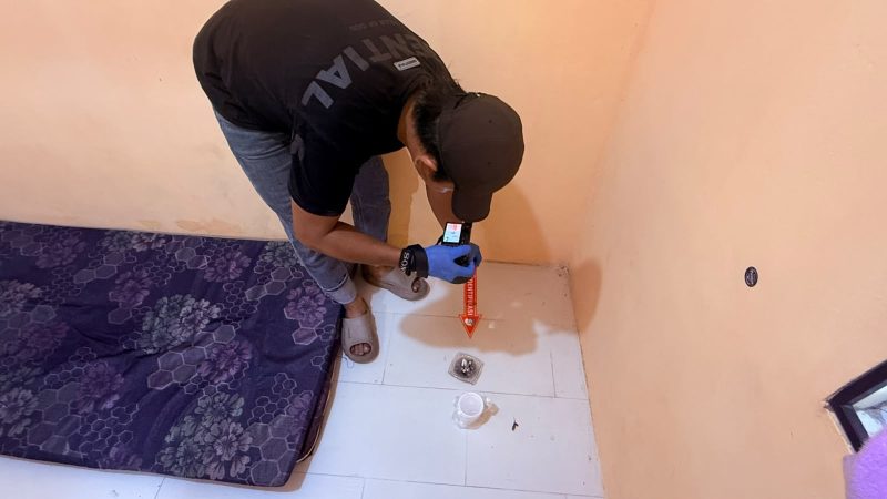 Polisi melakukan olah TKP di lokasi penemuan jenazah ASH. FOTO: DOK POLISI
