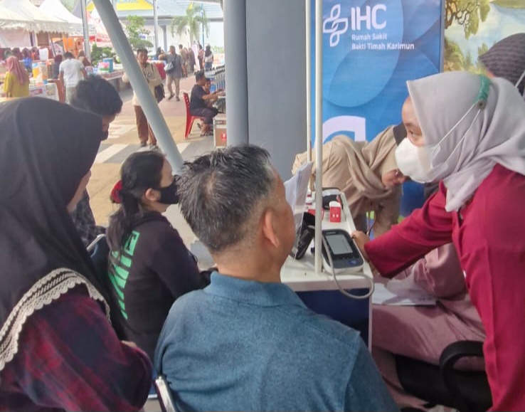 Pemeriksaan Kesehatan Gratis IHC RSBT Karimun Disambut Antusias Pengunjung KWM