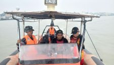 Tim SAR melakukan pencarian terhadap seorang nelayan Kundur yang hilang setelah diduga terjatuh dari Sampan miliknya. FOTO: Dok SAR
