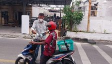 Ketua PKSB Karimun Indrawarman turun ke Jalan, Bagikan Ribuan Masker di Tengah Kabut Asap.