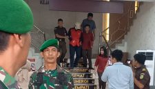 Penyidik mengiring tersangka VS ke mobil tahanan, usai ditetapkan sebagai tersangka korupsi KUR Fiktif.